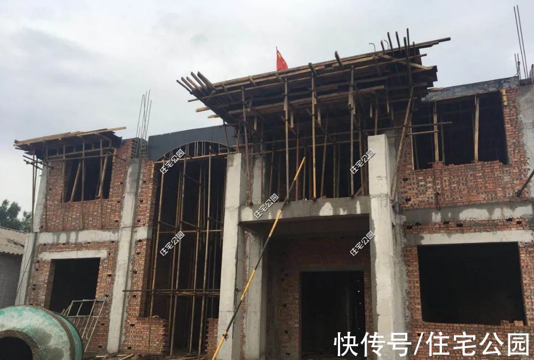 露台|河南农村10万买地，3层洋楼65万盖好，旋转楼梯配露台简直完美