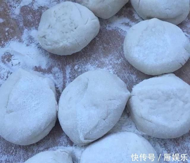 底脆皮软馅香的三鲜水煎包,这么做才好吃