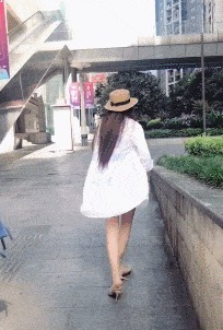 |搞笑GIF：大妹子，你到底是要上去呢，还是要下来啊