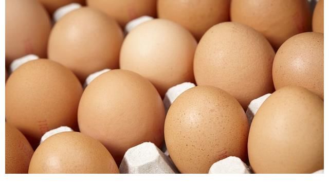 鸡蛋要不要放冰箱？分享一种保存技巧，简单实用，鸡蛋久放不易坏