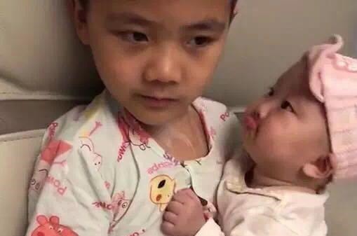 一个屋檐下|妹妹被教训后,一脸委屈躲在哥哥怀里,妈妈看后心都暖化了