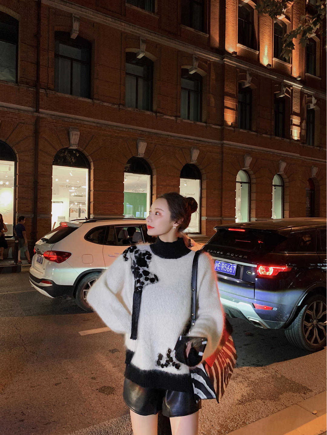 纯色 秋天,“毛衣”这样穿保暖又洋气,时髦百搭,普通女生也能借鉴