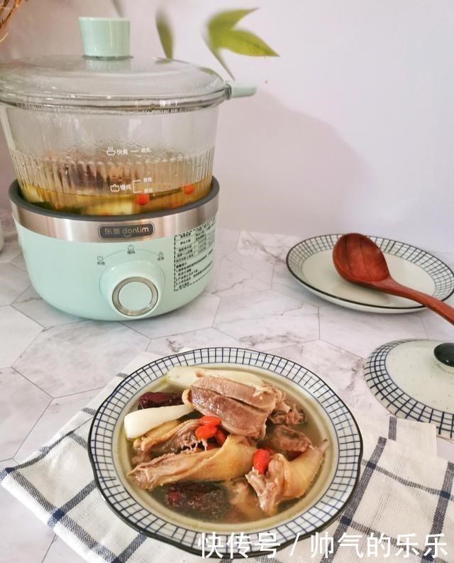 一鸽胜九鸡，天冷多喝鸽子汤，这样炖汤鲜美味无腥味，营养滋补