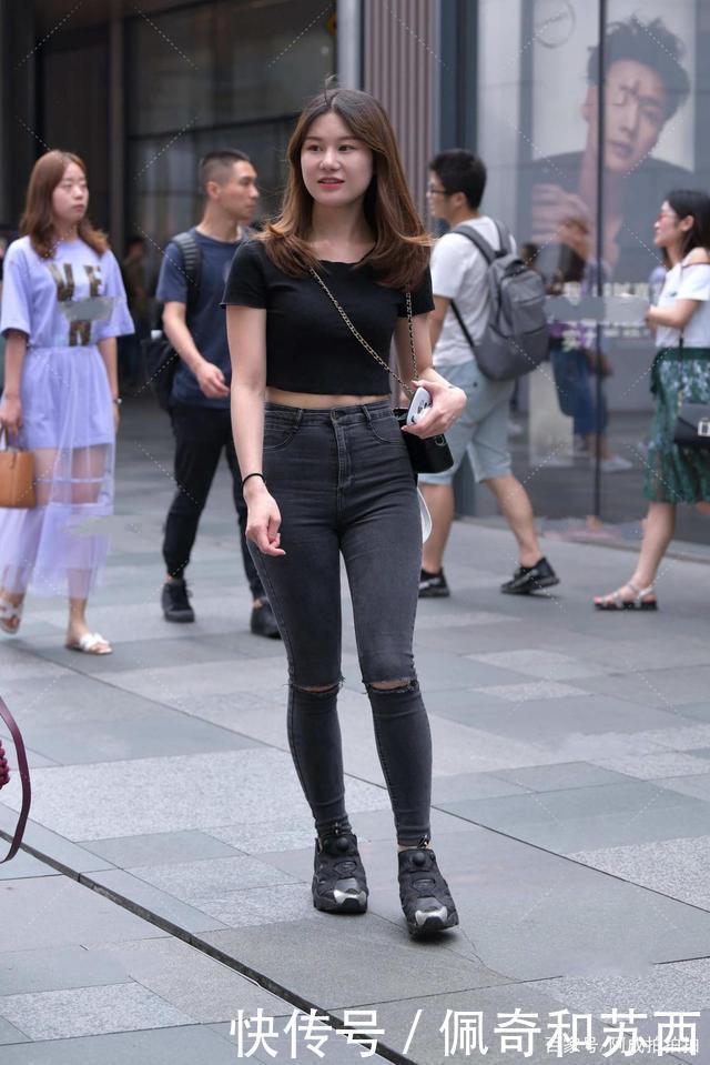 我的女孩|小款黑色T恤,搭配时尚小脚牛仔裤,再配上老爹鞋舒适又高级