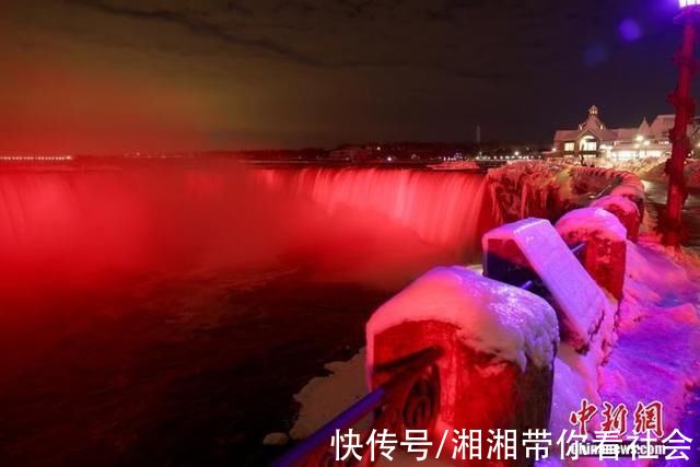 当地时间|加拿大著名景点尼亚加拉大瀑布点亮“中国红”