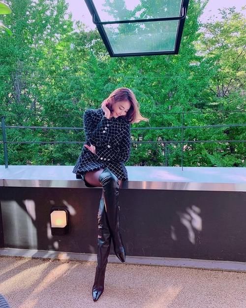 曾获校服大赛金奖，后被称为“短发女神”，造型搭配干练帅气