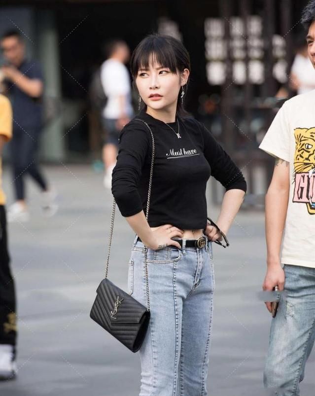 浅灰牛仔喇叭裤，经典百搭，展现不一样的美