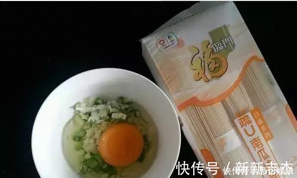 挂面|挂面别再煮着吃了,一点味道都没有!打个鸡蛋做成饼,味道好极了
