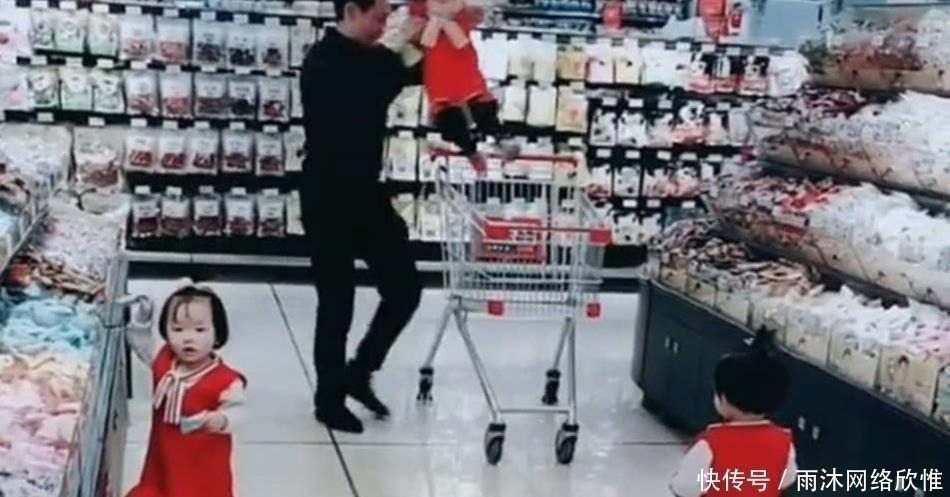多胞胎|爷爷带三胞胎逛超市,不料宝宝们却做出这样的反应,爷爷好想哭