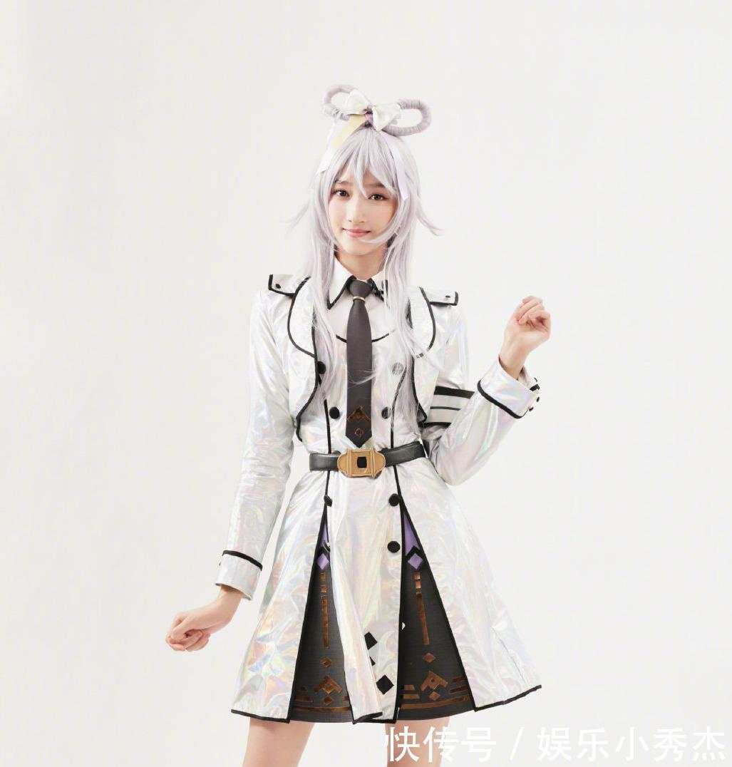 虚拟歌手|关晓彤cos洛天依萌出新高度,为何杨幂cos卡卡西却成了她的黑历史