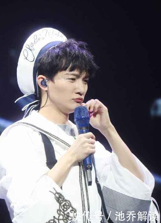 双十二湖晚会,周深连唱两首不同曲风的歌,