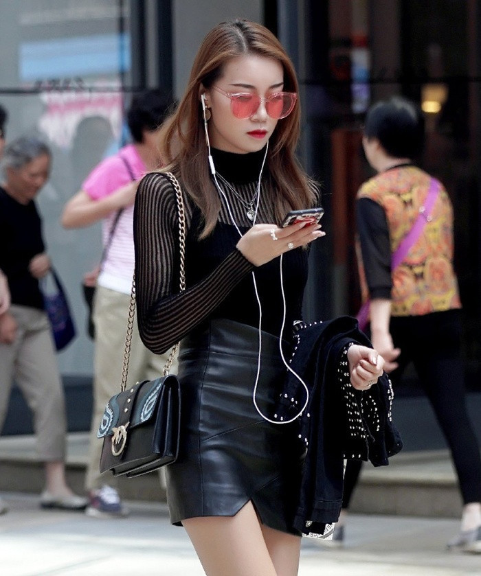 颜值和气质都不错的小姐姐, 穿着皮裙很性感