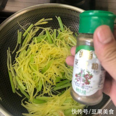 朋友一来就做芹菜炒土豆丝，吃得皆大欢喜好回家