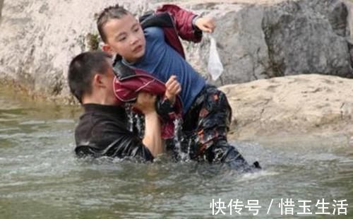 游泳|把自己落水的孩子救上岸边后，被其他家长质问：为什么不救我孩子