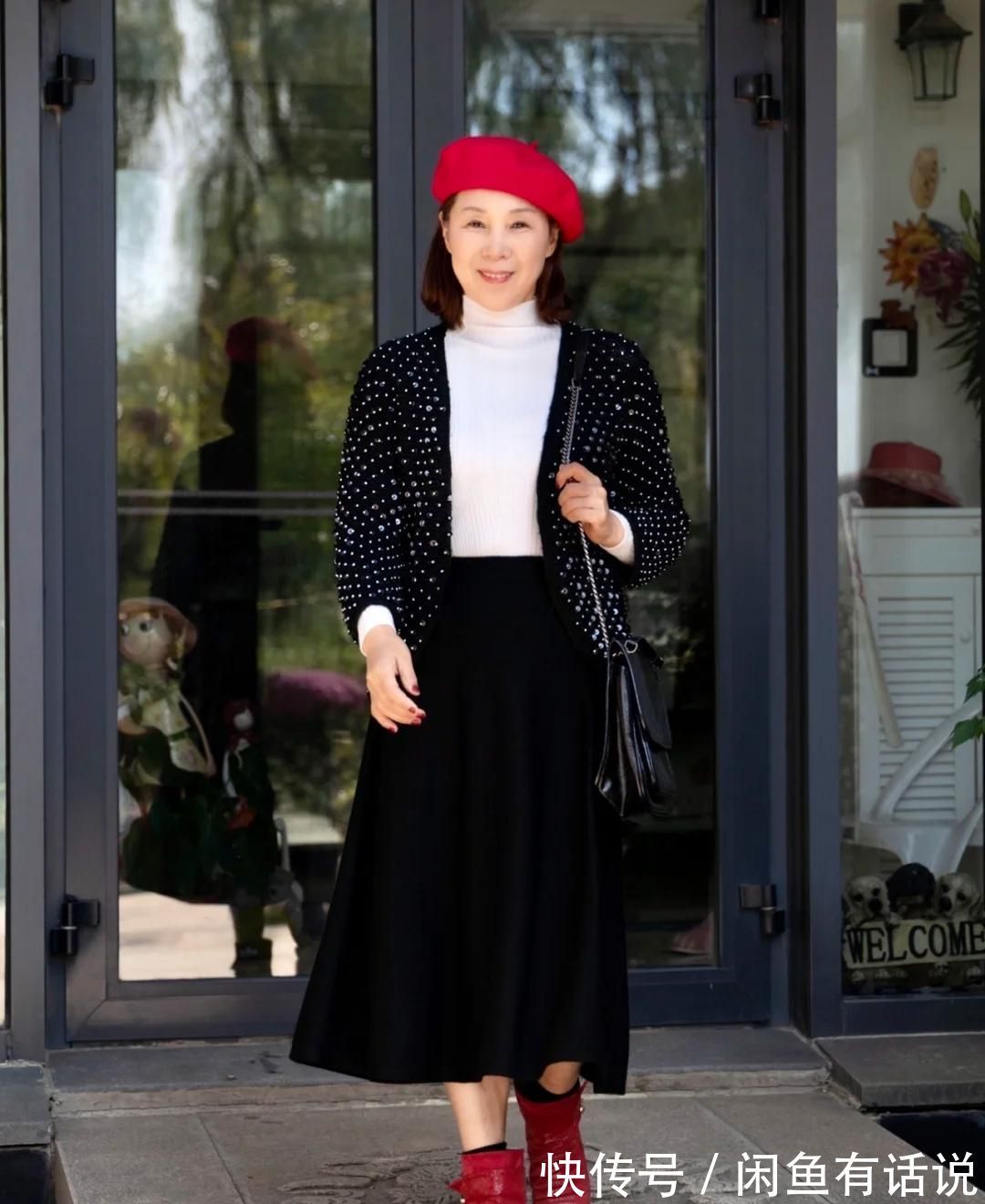 风衣|白色打底衫有多时髦?65岁博主多套搭配示范,穿出奶奶辈的优雅