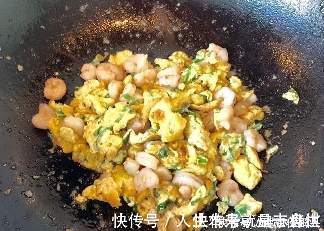 做鸡蛋时,直接下锅难怪难吃,多加这一步,鸡蛋软滑鲜嫩不粘锅