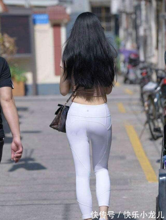 高筒 打底裤的裙摆摇曳,修身显身材,利落优雅