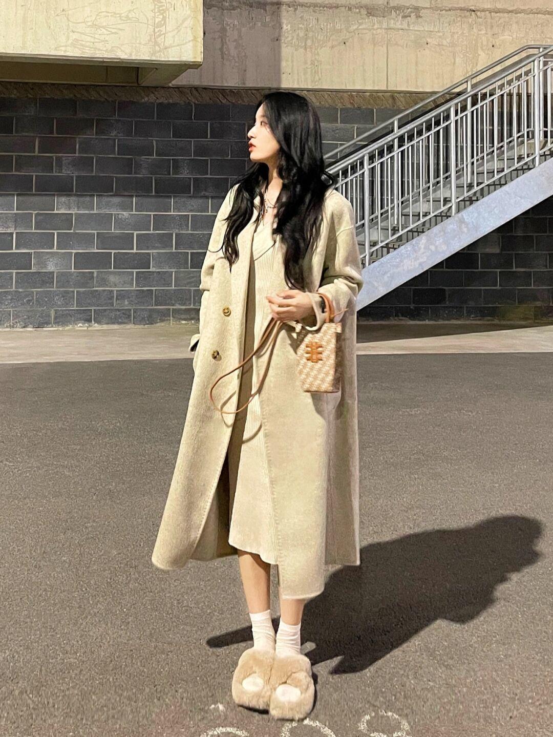 穿搭|今冬试试“针织连衣裙+大衣”的款,既有风度又有温度,绝绝子!