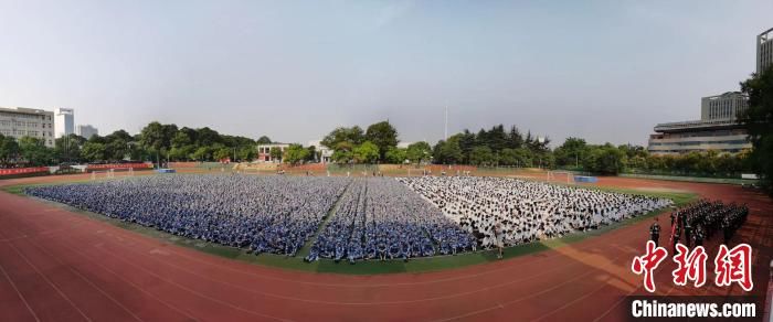 包信|中国多个大学校长寄语：做“先锋”不做“看客” 成“梦想派”更成“行动派”