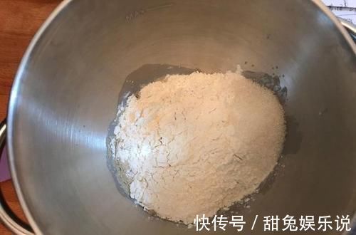 自己做面包太难了?这款鸡蛋奶油卷,简单易做,超适合新手学习!