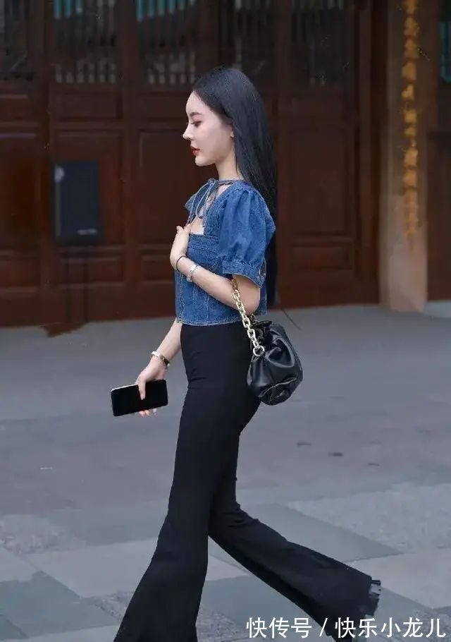 纯白色 蓝色牛仔短袖搭配黑色长款打底裤,整体清新搭配,气质阳光自信