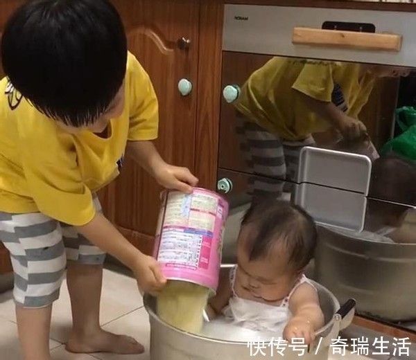 孩子|产妇一次生下2个娃,宝爸发圈报喜,护士高兴啥,这不是双胞胎