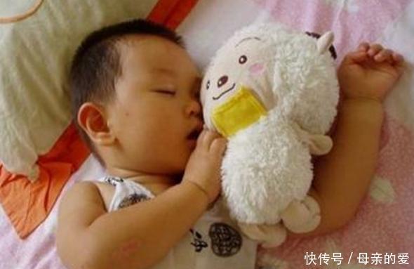 爸爸|爸爸带娃午睡,突然发现孩子“凉了”,吓得起身试探孩子的呼吸