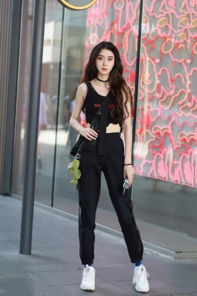 小姐姐|街拍,清爽的白背心搭配黑色紧身裤,非常的减龄