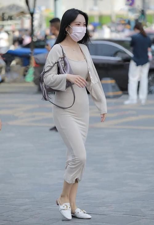 文雅 美女脚上一双尖头的高跟鞋,更是让她看上去十分的有女人味