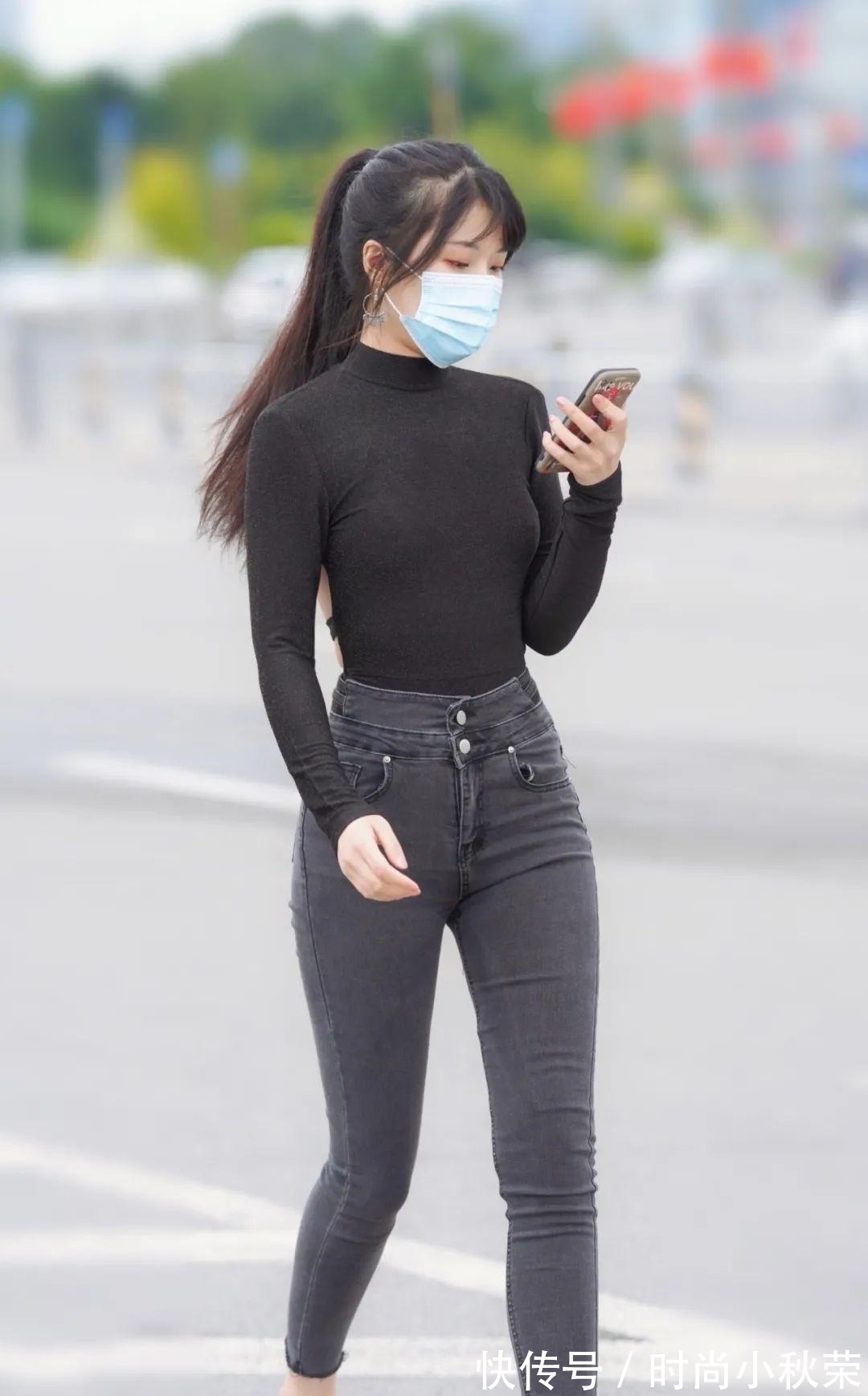 黑T 小姐姐有点酷,黑T加上黑紧裤,效果给力惹人驻