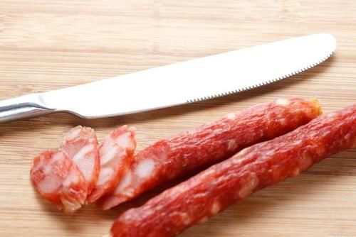 饮食|昨天晚上吃了2根香肠，今天居然重了5斤，这是怎么回事？