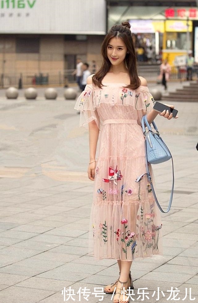 姑娘特别的潮流,搭配针织短衫,气质迎面扑来