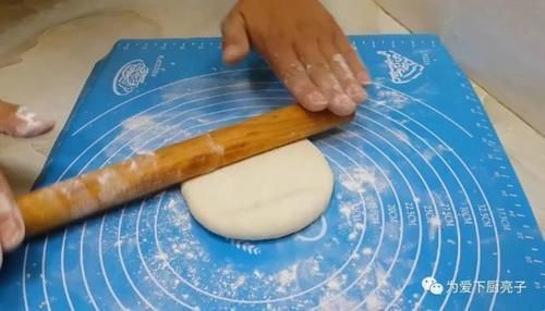 面团|烙饼这样做才好吃，开水一烫，张张柔软又劲道，比手抓饼还好吃