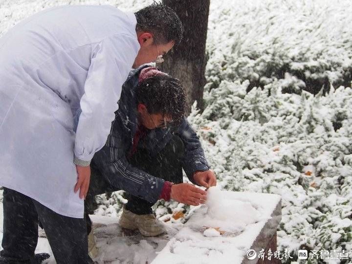 下雪|立冬下雪太好玩了，山东师大学生们玩疯了