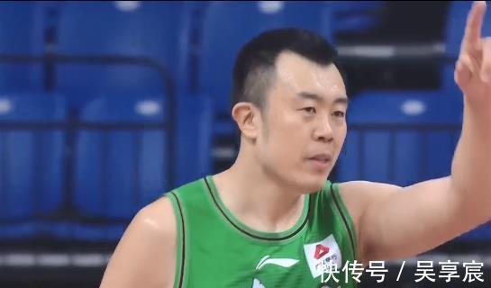 韩德君|杨鸣不满判罚被吹技犯,吉布森连续4次罚球追平,郭艾伦单节9+3