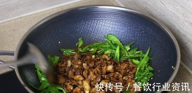 难怪饭店做的辣椒炒肉那么好吃,原来大厨都是这样炒的