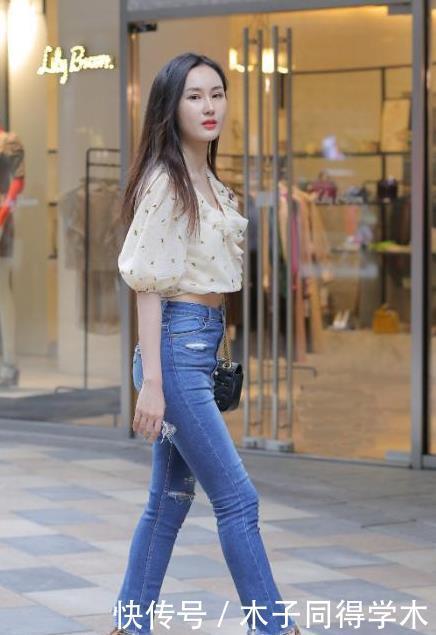  灵动|短款米白色上衣搭配破洞牛仔裤，干净优雅，清纯灵动