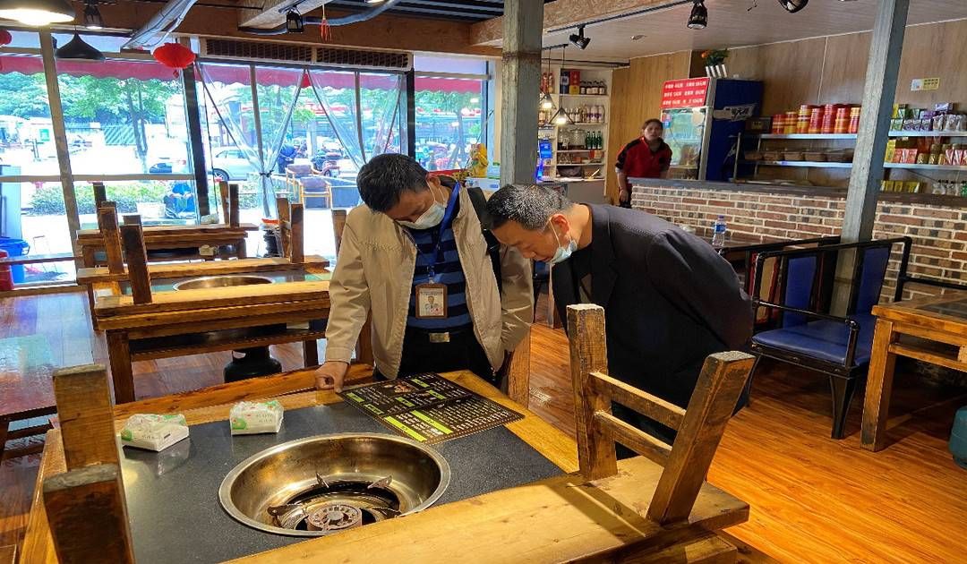 菜单|味道鲜美还能治病？将养殖鲟鱼“包装”成中华鲟 成都一火锅鱼店被罚