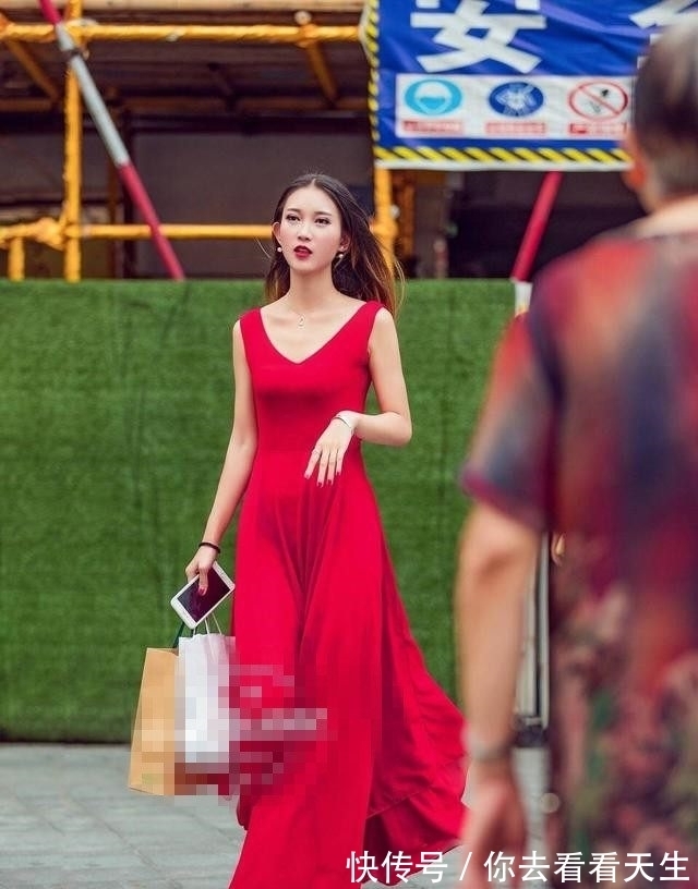 街拍|街拍:纹身吊带小姐姐,上班也这么奔放的穿着!