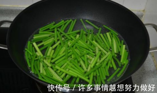炒蒜苔时，切好了别直接炒！30年大厨教你一招，蒜苔青翠还入味儿