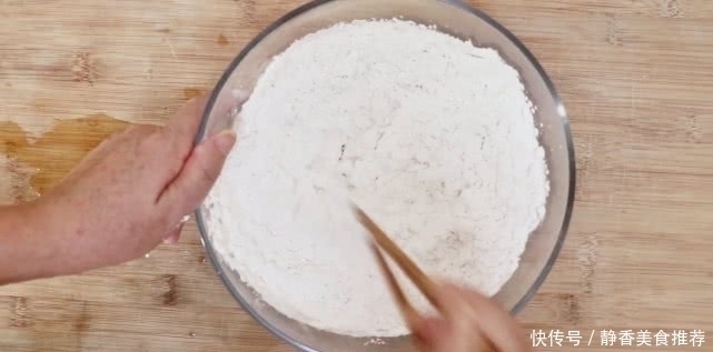 糯米粉开水一烫,两手一捏,自己一餐可以吃30个