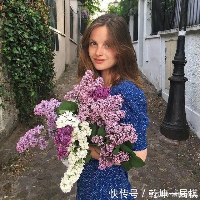 收下这份巨显脸小的「夏日法式发型」指南，时髦又好打理～