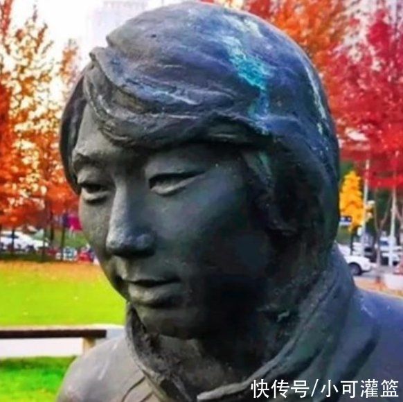 国足史|这个过分了!李铁雕像头部疑似被泼油漆:系为纪念晋级世界杯所建