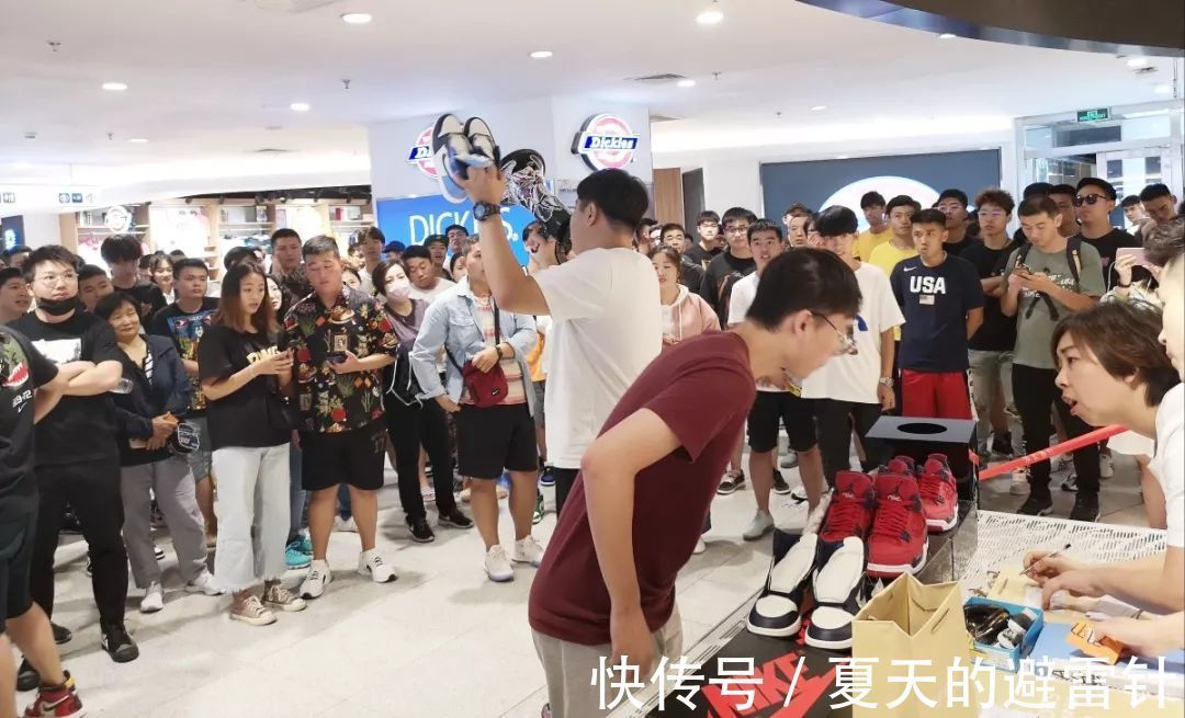 品牌 69999的一双球鞋，为你揭示炒鞋圈的疯狂，千万不要做了韭菜还偷着乐