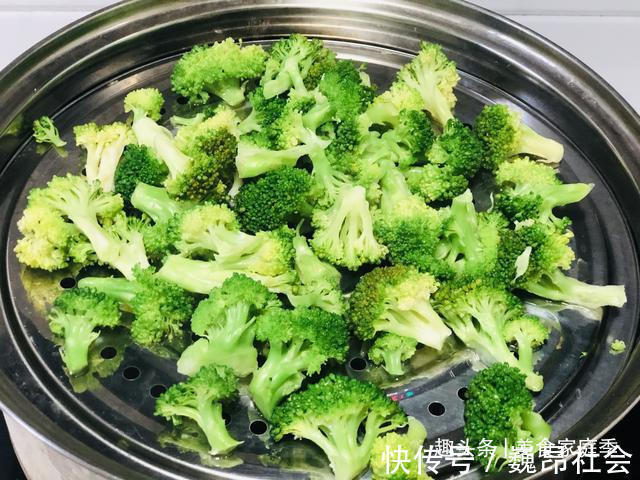 小米椒|凉拌西兰花用不用焯水十个人九个错，难怪西兰花营养流失不好吃