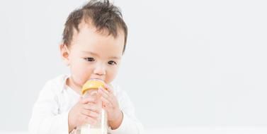 半夜醒来|监控实拍11个月的宝宝,晚上自己爬起来喝奶,网友天使宝宝