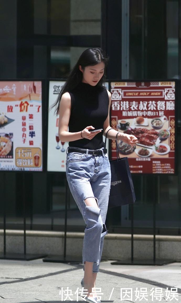 街拍：紧身衣搭配破洞裤，并不是谁穿上都行的