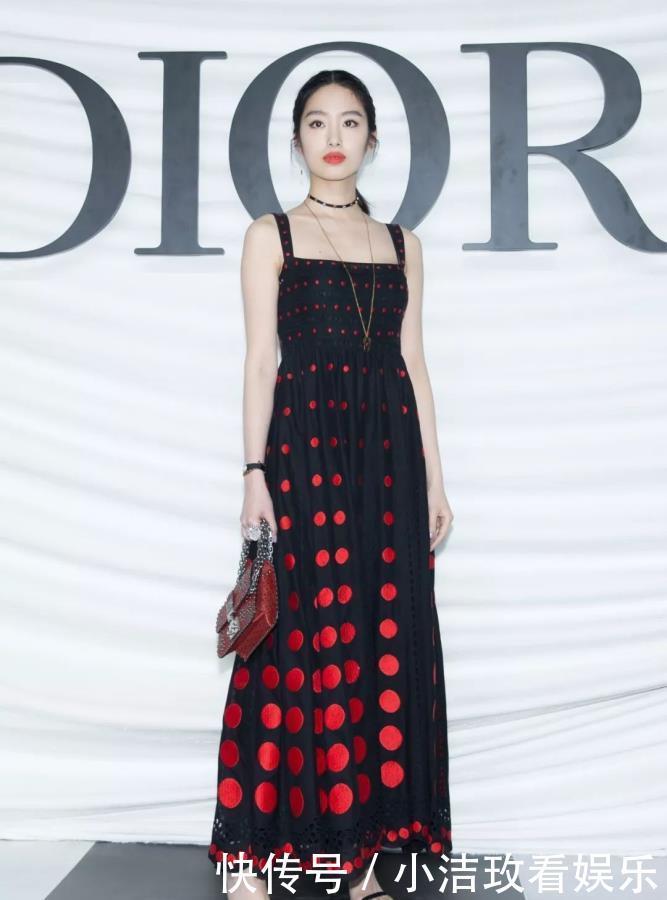 大气|王智颜值高,还非常会穿,低马尾配黑色连衣裙高贵大气,魅力十足