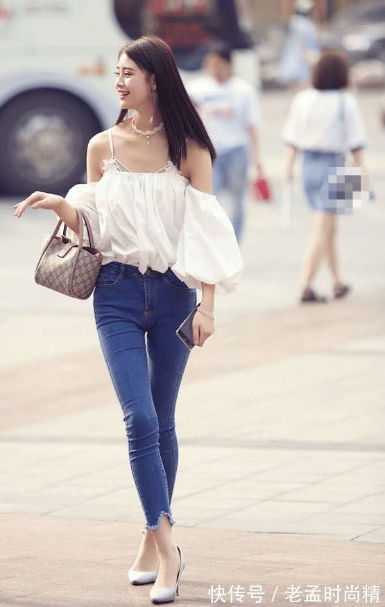 紧身牛仔裤|街拍美女:小姐姐一身白色上衣,搭配紧身牛仔裤,轻熟气息挡不住