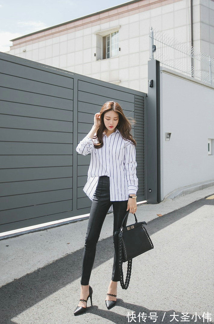 穿搭|美女街拍:小姐姐身穿黄色的针织裙,斜肩设计个性时尚,很是能衬托身材的美